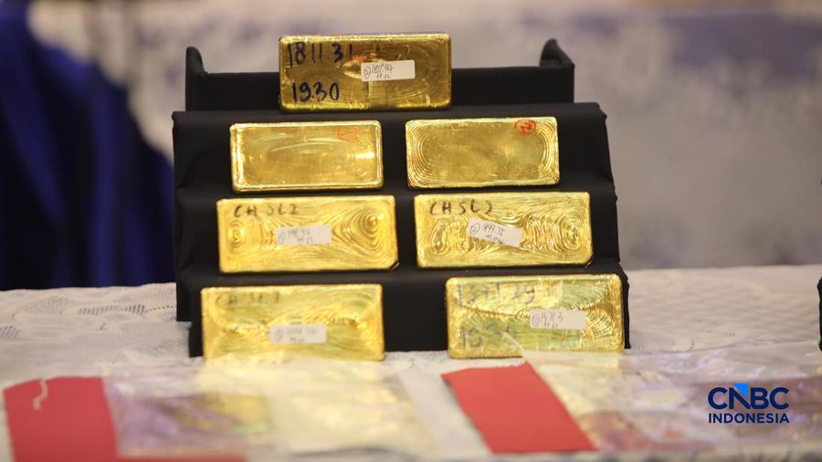 Barang bukti emas hasil penindakan ekspor di Terminal 3 Bandara Soekarno-Hatta diampilkan saat konvensi pers Penindakan Ekspor 22 Kg Emas Batangan di Kantor Pusat Bea Cukai, Jakarta, Selasa (18/8/2026). (CNBC Indonesia/Faisal Rahman)