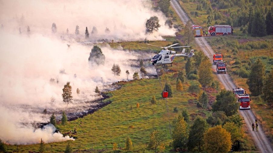 Pesawat Angkata Udara Belgia melakukan pemadaman api nan membakar rimba di wilayah High Fens, Belgia, Senin (17/8/2026). (Polisi Federal Belgia/Handout via REUTERS)
