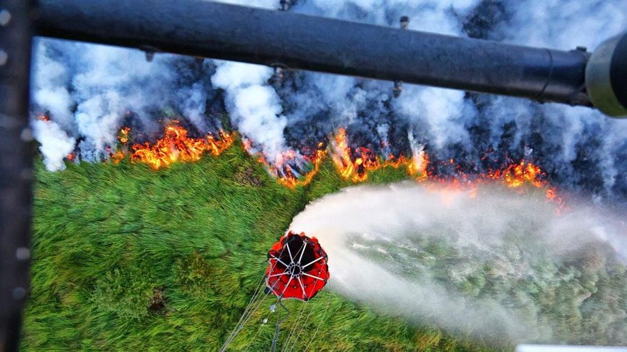 Pesawat Angkata Udara Belgia melakukan pemadaman api nan membakar rimba di wilayah High Fens, Belgia, Senin (17/8/2026). (Polisi Federal Belgia/Handout via REUTERS)