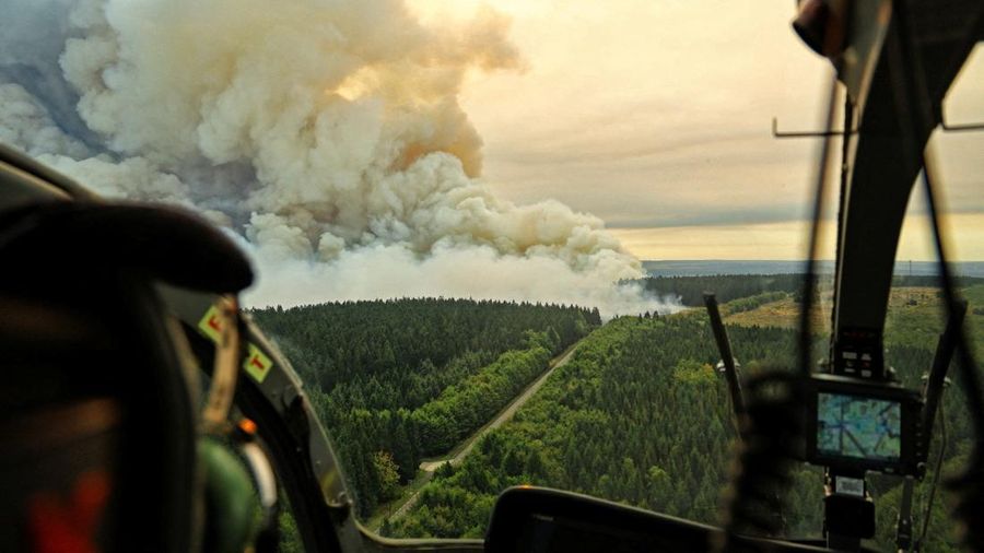 Pesawat Angkata Udara Belgia melakukan pemadaman api nan membakar rimba di wilayah High Fens, Belgia, Senin (17/8/2026). (Polisi Federal Belgia/Handout via REUTERS)
