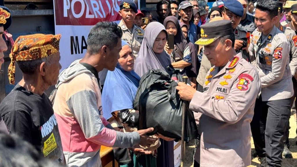Kapolri Tinjau Lokasi Terdampak Gempa NTT dan Serahkan Bantuan