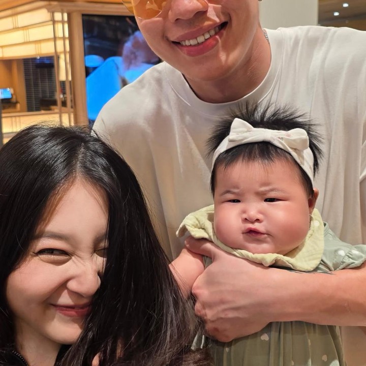 <p>Potret kebersamaan keluarga juga turut dibagikan perempuan 27 tahun ini. Dalam foto tampak Si Kecil berada dalam dekapan ayahnya, sementara Nita berada di samping mereka. Kehadiran Si Kecil membuat kehidupan mereka semakin berwarna. (Foto: @nitavior).</p>