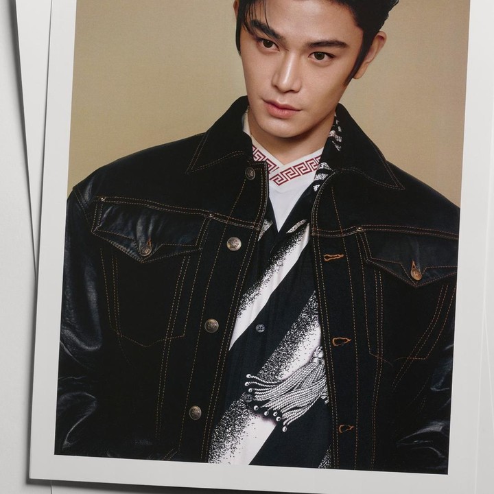 <p>Ding Yuxi tak hanya memperlihatkan pesonanya melalui kemampuan aktingnya. Dalam foto ini, ia tampil menawan dengan jaket kulit hitam sebagai global fragrance ambassador sebuah brand ternama. (Foto: Instagram @versace)</p>