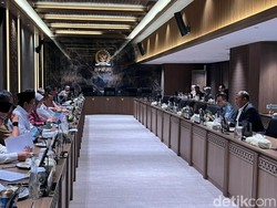 Usai Perpres Ojol, Pimpinan DPR-Pemerintah Lanjut Rapat Bahas Status Guru PPPK