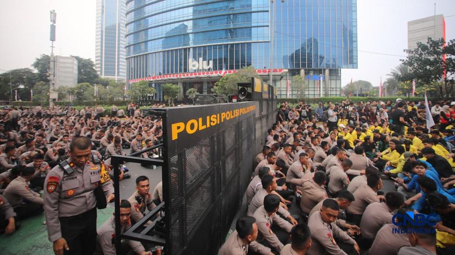 Ratusan mahasiswa nan menggelar tindakan unjuk rasa di area Jalan Jenderal Sudirman, Jakarta Pusat, Selasa (18/8/2026) menyebabkan akses jalan menuju arah Bundaran HI ditutup. (CNBC Indonesia/Faisal Rahman)