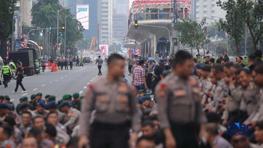 Ratusan mahasiswa nan menggelar tindakan unjuk rasa di area Jalan Jenderal Sudirman, Jakarta Pusat, Selasa (18/8/2026) menyebabkan akses jalan menuju arah Bundaran HI ditutup. (CNBC Indonesia/Faisal Rahman)
