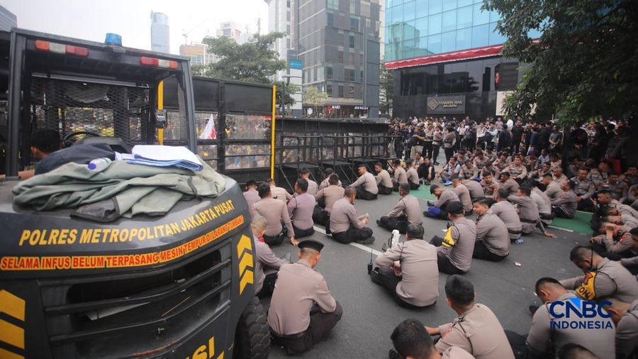 Ratusan mahasiswa nan menggelar tindakan unjuk rasa di area Jalan Jenderal Sudirman, Jakarta Pusat, Selasa (18/8/2026) menyebabkan akses jalan menuju arah Bundaran HI ditutup. (CNBC Indonesia/Faisal Rahman)