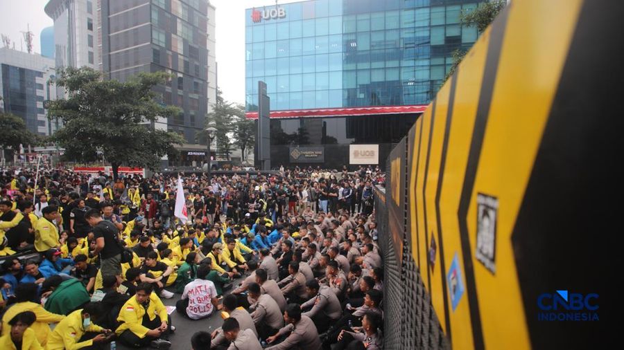 Ratusan mahasiswa nan menggelar tindakan unjuk rasa di area Jalan Jenderal Sudirman, Jakarta Pusat, Selasa (18/8/2026) menyebabkan akses jalan menuju arah Bundaran HI ditutup. (CNBC Indonesia/Faisal Rahman)