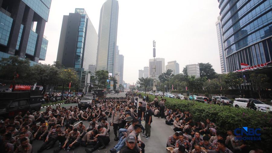 Ratusan mahasiswa nan menggelar tindakan unjuk rasa di area Jalan Jenderal Sudirman, Jakarta Pusat, Selasa (18/8/2026) menyebabkan akses jalan menuju arah Bundaran HI ditutup. (CNBC Indonesia/Faisal Rahman)