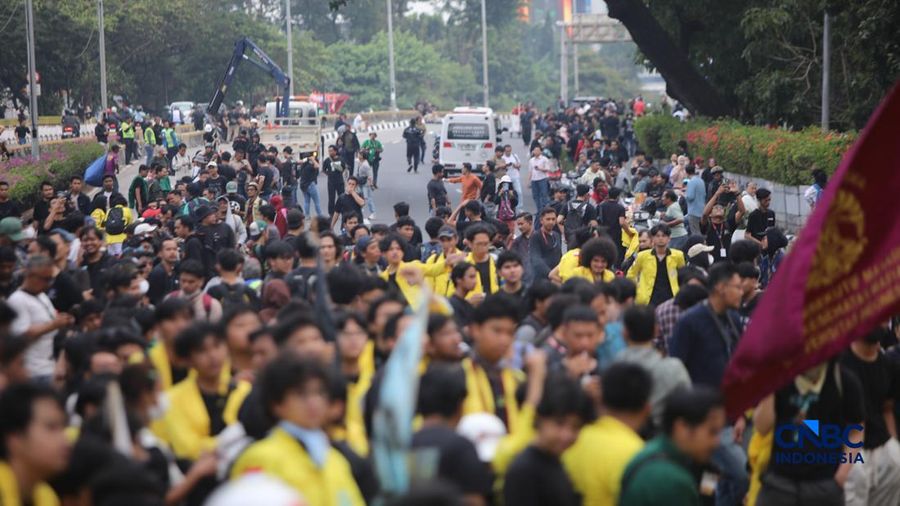 Ratusan mahasiswa nan menggelar tindakan unjuk rasa di area Jalan Jenderal Sudirman, Jakarta Pusat, Selasa (18/8/2026) menyebabkan akses jalan menuju arah Bundaran HI ditutup. (CNBC Indonesia/Faisal Rahman)