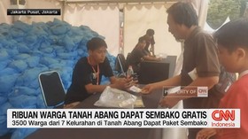 Ribuan Warga Tanah Abang Dapat Sembako Gratis