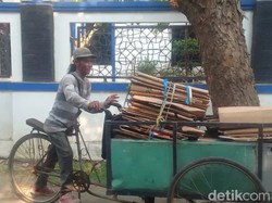 Menembus Terik Indramayu, Salim Kayuh Asa Lewat Rongsokan