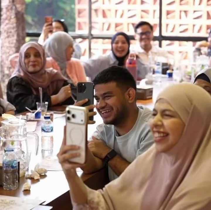 <p>Selebgram sekaligus istri dari dr Yislam Aljaidi yakni Miskah Shafa mengumumkan jenis kelamin anak keduanya lewat gender reveal sederhana yang dihadiri oleh keluarga dan sahabat dekat. Miskah mengunggah momen gender reveal lewat video di akun Instagramnya. (Foto: instagram @miskashf)</p>