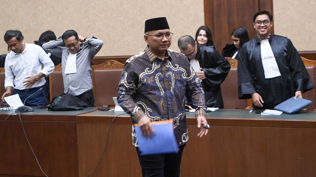 Terdakwa kasus dugaan korupsi kuota haji Yaqut Cholil Qoumas (tengah) berjalan keluar ruangan seusai mengikuti sidang lanjutan di Pengadilan Tipikor, Jakarta, Selasa (18/8/2026). Sidang tersebut beragendakan penyampaian eksepsi mantan Menteri Agama p