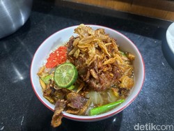 Bukan Soto Bandung Biasa, Soto Bangsawal Pakai Topping Ayam Goreng