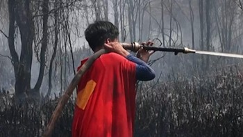 Momen Remaja Superman Ikut Padamkan Karhutla di Palangka Raya