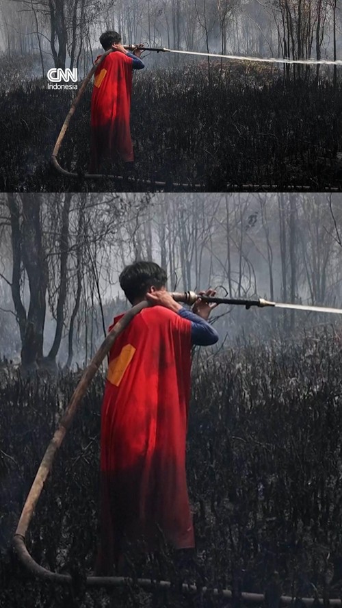 Momen Remaja Superman Ikut Padamkan Karhutla di Palangka Raya