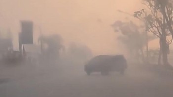 Penampakan Ruas Jalan di Palangka Raya Diselimuti Kabut Asap Karhutla