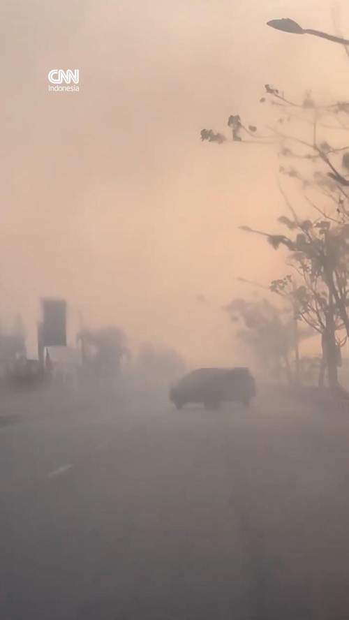 Penampakan Ruas Jalan di Palangka Raya Diselimuti Kabut Asap Karhutla