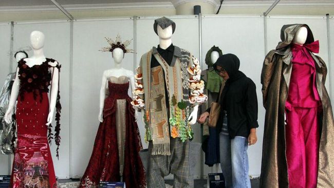 Pengunjung mengamati karya busana yang dipamerkan dalam ajang Asian Student Fashion Week di Gedung Graha Cakrawala, Universitas Negeri Malang, Jawa Timur, Sabtu (9/5/2026). (ANTARA FOTO/Ari Bowo Sucipto)