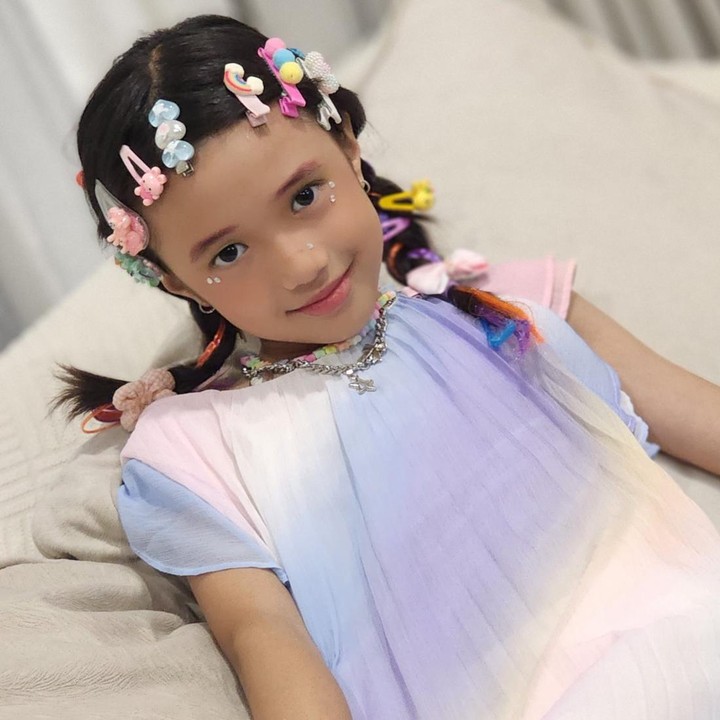 <p>Selain kekompakan Uti dengan sang Bunda, banyak netizen menyoroti penampilan Uti yang tampil menggemaskan dan cantik saat mengenakan riasan ala Naykilla. "Utiii cantik dan manis banget masyaallah anak ibun papa," tulis akun @pu***. "Cantikkk nyaahhh utiiii, bikin jatuh cintahhh," ungkap @fy***. "<em>MasyaAllah</em> adek uti gemes cantik dh gede ajahhh... sholihah yaaa Nak," kata akun @am***. (Foto: Instagram @missnyctagina)</p>