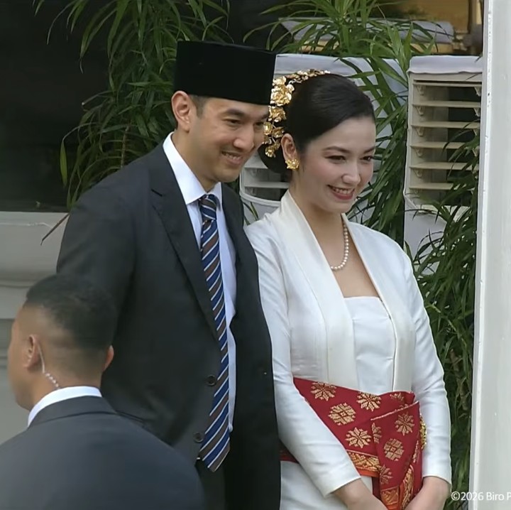 <p>Belum lama ini, Velove dan sang suami terlihat menghadiri upacara Hari Kemerdekaan Republik Indonesia yang ke-81 di Istana Negara, Jakarta Pusat, pada Senin (17/8/2026). (Foto: YouTube Sekretariat Presiden)</p>