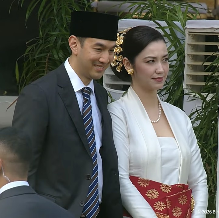 <p>Kabar tersebut diketahui langsung melalui cuplikan&nbsp;di&nbsp;YouTube Sekretariat Presiden. Bunda satu anak ini&nbsp;tampil menawan dalam balutan&nbsp;kebaya putih. Sementara sang suami, mengenakan kemeja putih dan jas hitam.&nbsp;(Foto: YouTube Sekretariat Presiden)</p>