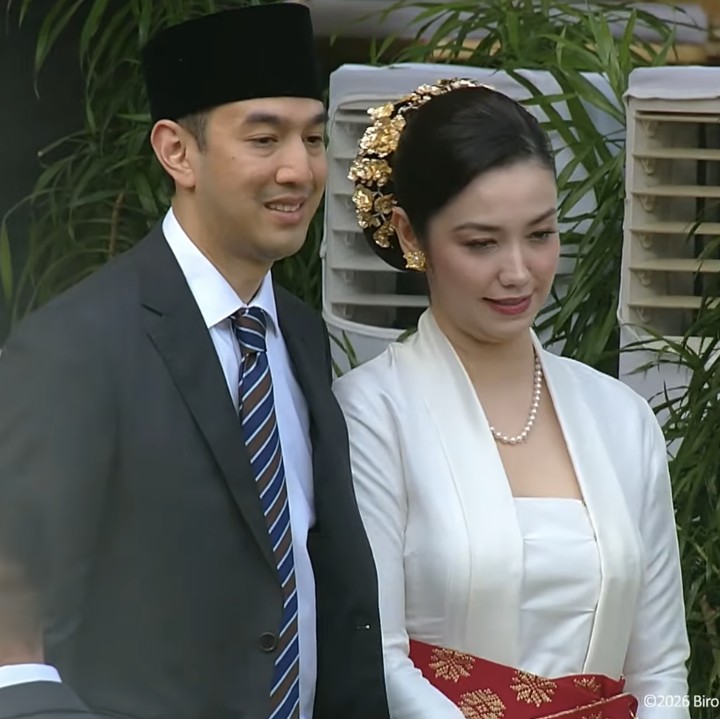 <p>Kehidupan artis Tanah Air tak pernah lepas dari sorotan publik, begitu juga dengan Velove Vexia. Lama tak muncul di layar kaca, sang artis kembali mencuri perhatian lewat penampilan terbarunya bersama sang suami, Zakry Sulisto. (Foto: YouTube Sekretariat Presiden)</p>