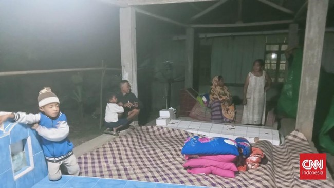 Ratusan warga Kampung Golo, NTT mengungsi ke area kuburan setelah gempa magnitudo 7,7. Mereka butuh bantuan pangan dan penerangan untuk bertahan.