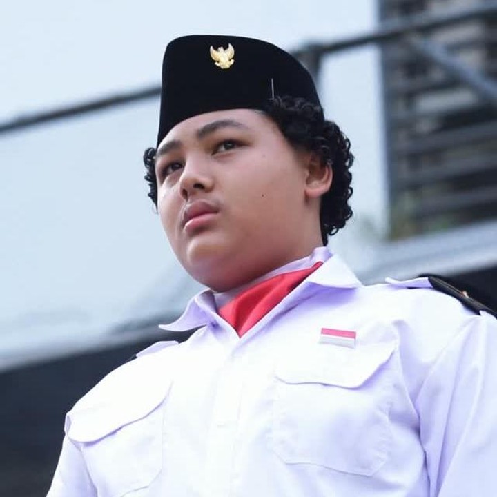 <p>Tak hanya anak pertamanya, anak kedua Krisdayanti, yakni Kellen Lemos, juga terpilih sebagai Paskibra di sekolahnya, di Eco Socio Tech School (EST School). Kellen terlihat berbaris di sebelah pembawa baki bendera merah putih. (Foto: Instagram @krisdayantilemos)</p>