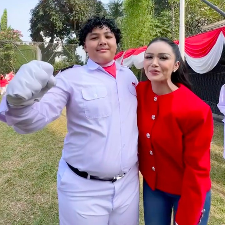 <p>Krisdayanti juga membagikan momen saat Kellen bertugas sebagai Paskibra. Perempuan 51 tahun ini tampak begitu bangga dengan sang putra. "Menjadi peserta didik yang baik bukan hanya tentang mengejar nilai, tetapi tentang memiliki kemauan untuk terus bertumbuh," tulis Krisdayanti dalam unggahan ini. (Foto: Instagram @krisdayantilemos)</p>