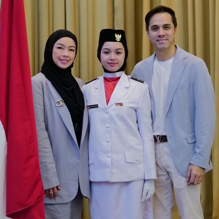 <p>Rionaldo Stockhorst bersama istrinya Aureli Beata Schulz turut menyaksikkan sang putri yang bertugas sebagai Paskibra. Rionaldo bahkan sempat membagikan momen saat putrinya mengibarkan bendera. (Foto: Instagram @rio.stokhorst)</p>