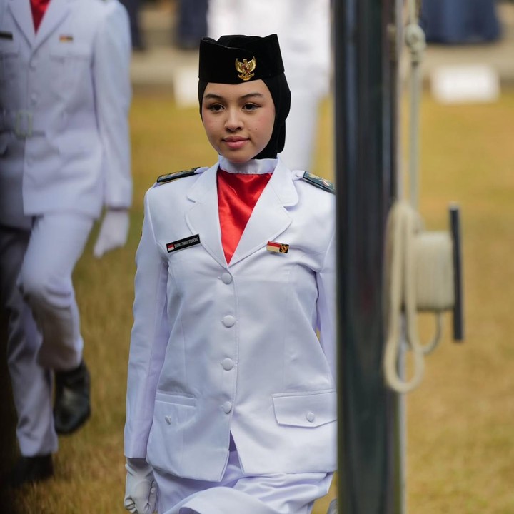 <p>Anak kedua aktor Rionaldo Stockhorst, Shanika Stockhorst, juga terpilih sebagai Paskibra di sekolahnya dalam upacara HUT RI ke-81. Shanika bertugas sebagai pengibar bendera merah putih, Bunda. (Foto: Instagram @rio.stokhorst)</p>