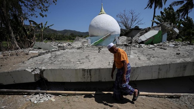 Haji Salahuddin, 63, imam of Babussalam mosque which collapsed in an earthquake, walks in Salamah village in Reok, Manggarai regency, East Nusa Tenggara province, Indonesia, August 18, 2026. REUTERS/Willy Kurniawan