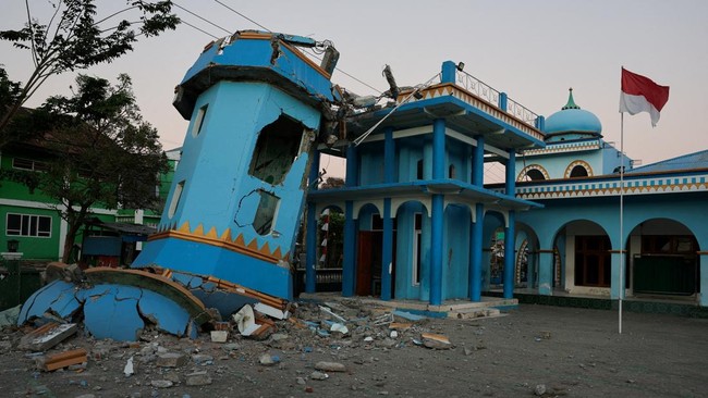 An Indonesian flag flutters next to the tower of the Nurul Huda mosque, which was heavily damaged following an earthquake in Reok, East Nusa Tenggara province, Indonesia, August 18, 2026. REUTERS/Willy Kurniawan