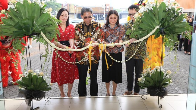 Direktur Utama, Kostaman Thayib (kedua kiri) didampingi oleh Direktur Network, Mariam Tjiu (kiri), Direktur IT & Operasional, YB Hariantono (kanan), dan Regional Head Jakarta 3, Luciana Dewi Solaiman (kedua kanan) melakukan peresmian Bank Mega Region