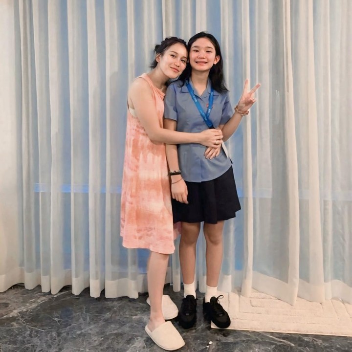 <p>Dalam unggahan tersebut, pelantun lagu <em>Alamat Palsu</em> itu tampak memeluk sang putri yang telah siap berangkat ke sekolah. Bilqis terlihat mengenakan seragam baru lengkap dengan berbagai atribut sebagai siswi SMP.&nbsp;(Foto: Instagram @ayutingting92)</p>