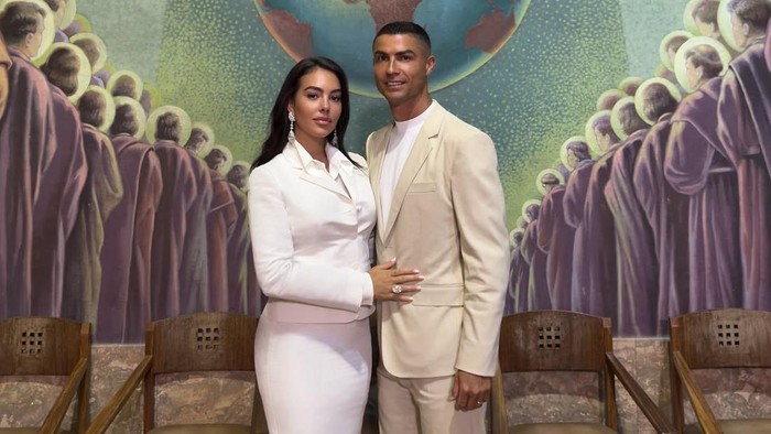 Bukan Gaun Pengantin, Georgina Rodriguez Nikahi Cristiano Ronaldo dalam Balutan Kemeja Putih