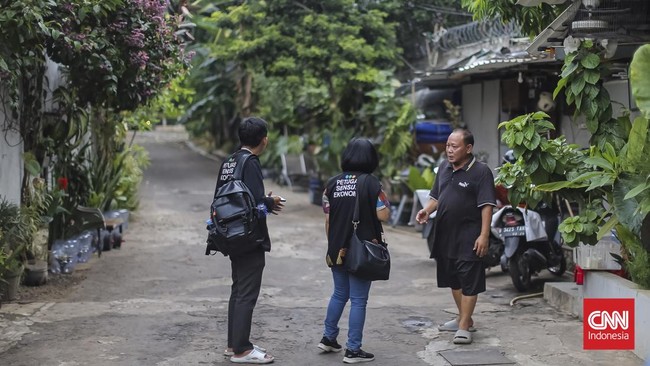 Petugas mewawancarai warga untuk diambil datanya dalam program Sensus Ekonomi 2026 di kawasan Cilandak Timur, Jakarta, Rabu, (19/8). (CNN Indonesia/Adhi Wicaksono)
