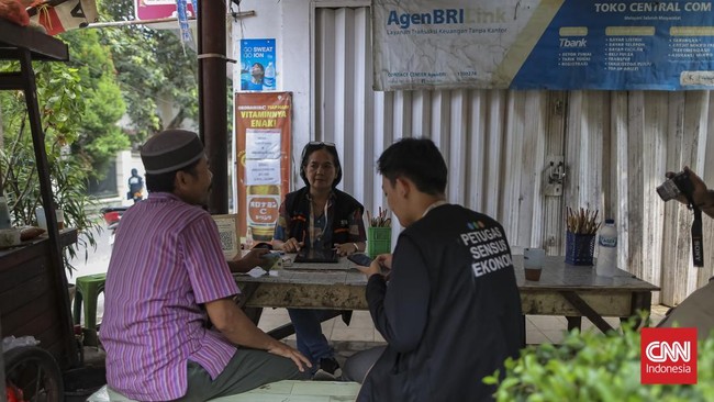 Petugas mewawancarai warga untuk diambil datanya dalam program Sensus Ekonomi 2026 di kawasan Cilandak Timur, Jakarta, Rabu, (19/8). (CNN Indonesia/Adhi Wicaksono)