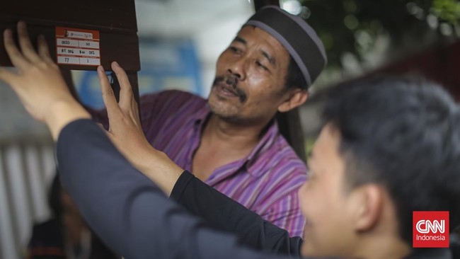 Petugas mewawancarai warga untuk diambil datanya dalam program Sensus Ekonomi 2026 di kawasan Cilandak Timur, Jakarta, Rabu, (19/8). (CNN Indonesia/Adhi Wicaksono)