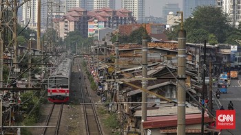 Aktivitas warga di pemukiman padat bantaran rel kereta Pejompongan, Jakarta, Rabu, (19/8).