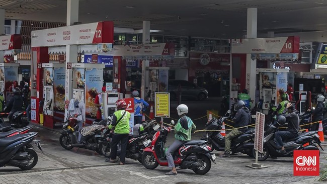 Antrean pengendara motor saat mengisi bahan bakar disalah satu SPBU Pertamina. Jakarta, Rabu, (19/8). (CNN Indonesia/Adhi Wicaksono).