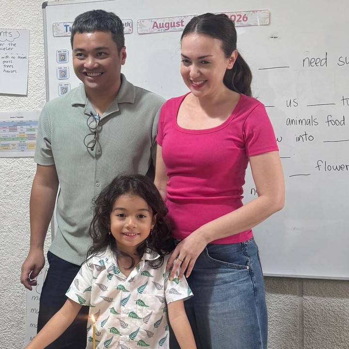 <p>Di hari ulang tahun sang putri, Rianti dan suami memberikan kejutan spesial. Keduanya membuat perayaan sederhana ulang tahun sang putri di sekolahnya. Momen tersebut dibagikan Rianti di akun Instagram miliknya. "Bayi kelahiran bulan Juli dan perayaan ulang tahun yang tertunda. Perayaan kecil di kelas untuk Cara Rose," tulisnya di unggahan ini. (Foto: Instagram @riantic)</p>