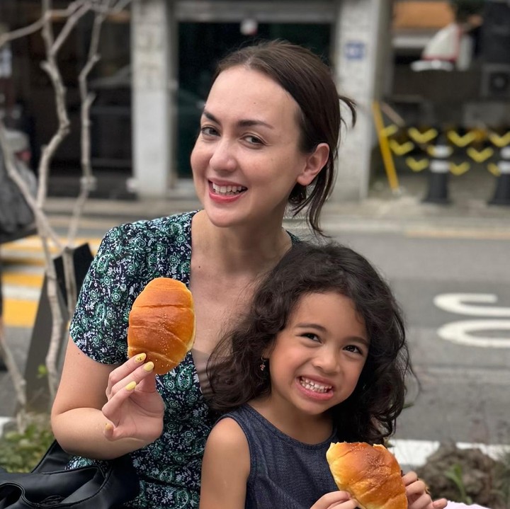 <p>Artis Rianti Cartwright dan suaminya Cas Alfonso memiliki seorang putri bernama Cara Rose Kanaya. Pada 25 Juli 2026, Cara Rose merayakan ulang tahun ke-6, Bunda. (Foto: Instagram @riantic)</p>