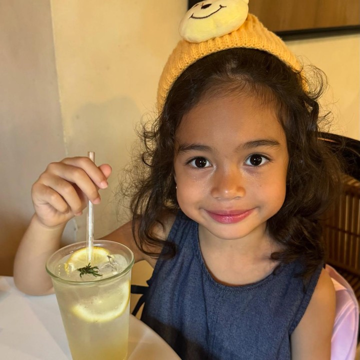 <p>Rianti cukup sering membagikan potret menggemaskan putrinya di Instagram. Tak hanya itu, perempuan 42 tahun ini juga kerap membuat konten bareng Cara Rose. Seperti sang Bunda, Cara Rose juga cukup ekspresif saat bergaya di depan kamera. (Foto: Instagram @riantic)</p>