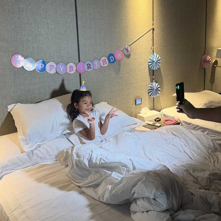 <p>Sebelum merayakan ulang tahun sang putri di kelas, Rianti dan suami sudah terlebih dulu memberikan kejutan di rumah. Rianti menghias kamar tidur dengan tulisan 'Happy Birthday' dan hiasan bunga warna-warni. (Foto: Instagram @riantic)</p>
