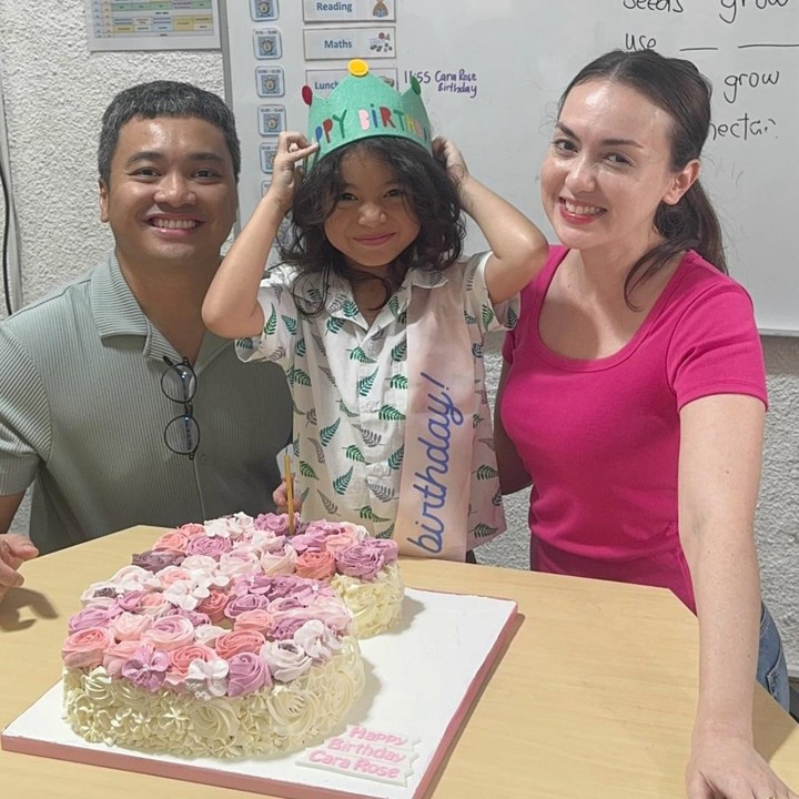 <p>Cara Rose terlihat begitu bahagia saat merayakan ulang tahunnya di sekolah dan mendapatkan kue ulang tahun yang tak biasa dari sang Bunda. Rianti memberikan kue berbentuk angka enam dan bertabur hiasan bunga mawar untuk putrinya. Kue itu tak hanya melambangkan usia Cara Rose yang bertambah, tapi juga arti namanya yang berarti bunga mawar. (Foto: Instagram @riantic)</p>