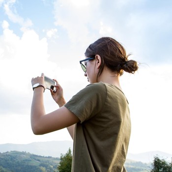 8 Ciri Kepribadian Orang yang Suka Memotret Langit, Punya Sisi Unik yang Menarik