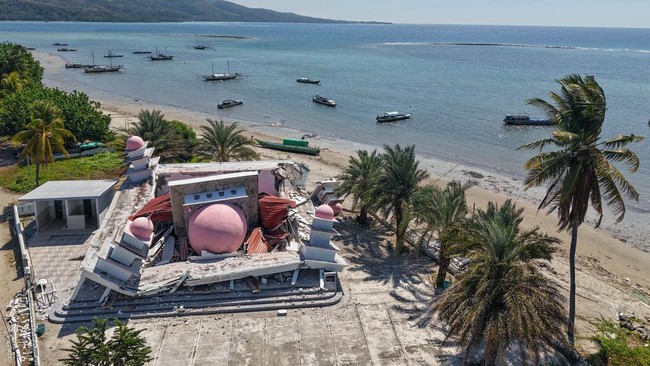 Foto udara bangunan Masjid Al-Istiqomah Ronting yang rusak akibat gempa bumi di Kabupaten Manggarai Timur, Nusa Tenggara Timur (NTT), Selasa (18/8/2026). Manggarai Timur menjadi salah satu wilayah yang paling terdampak gempa bumi bermagnitudo 7,7 yan